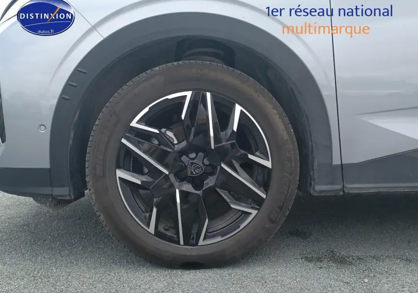 Gros plan sur la roue avant gauche du Peugeot 3008 gris Artense avec jante alu noire et argentée.