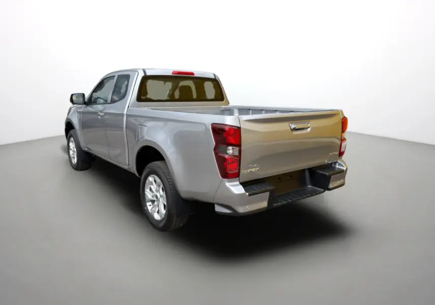 Isuzu D-MAX 2.2 TD 164 Space Evolution argent métal vu en 3/4 arrière droit, benne ouverte et jantes alu visibles.
