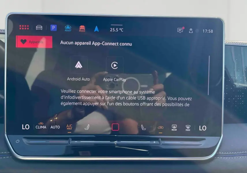 Écran tactile central du Volkswagen Tiguan 2025 affichant les options Android Auto et Apple CarPlay, avec finition intérieure noire.