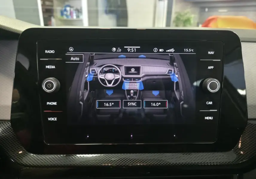 Écran tactile central affichant la climatisation bi-zone du Volkswagen T-Cross gris, vue intérieure avant.