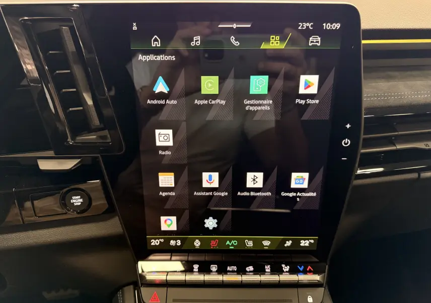Écran tactile central de la Renault Austral 2026, affichant les applications connectées, avec bouton Start Engine Stop à gauche.