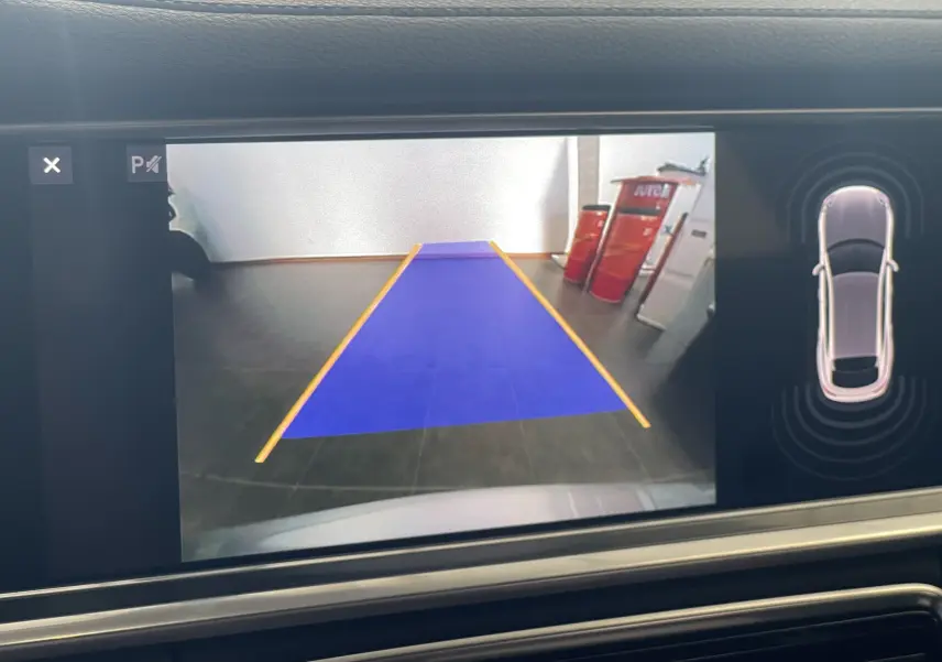 Vue de la caméra de recul du tableau de bord d'une Porsche Panamera Sport Turismo gris 2018 avec guidage de trajectoire bleu.