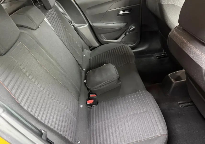 Vue intérieure côté droit montrant la banquette arrière noire de la Peugeot 208 1.2i PureTech 100 Active 2020.