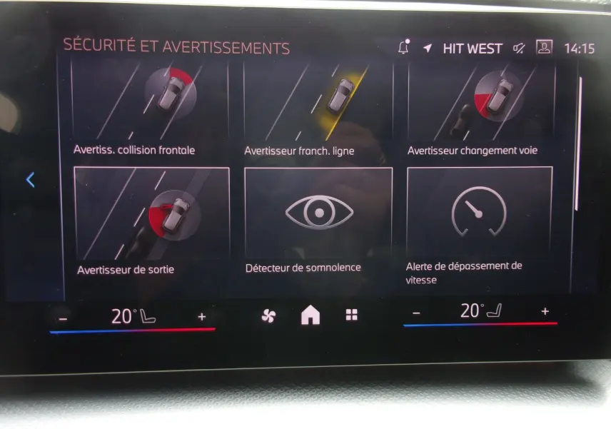 Écran tactile intérieur du BMW X1 2024 affichant les alertes de sécurité et avertissements de conduite.