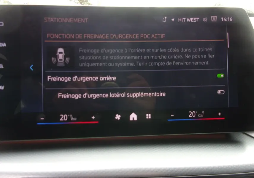 Écran central du BMW X1 2024 affichant les réglages du freinage d'urgence en stationnement avec interface digitale moderne.
