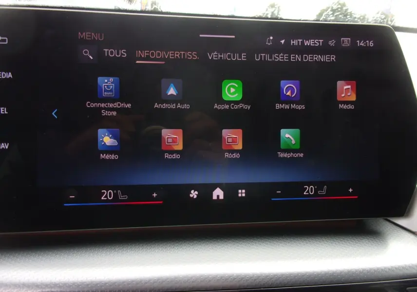 Écran tactile central du BMW X1 2024 affichant les options Apple CarPlay, Android Auto et BMW Maps.