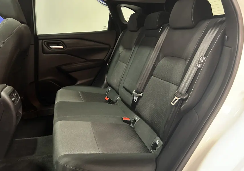 Vue intérieure côté droit des sièges arrière noirs en tissu du Nissan Qashqai blanc lunaire 2023.