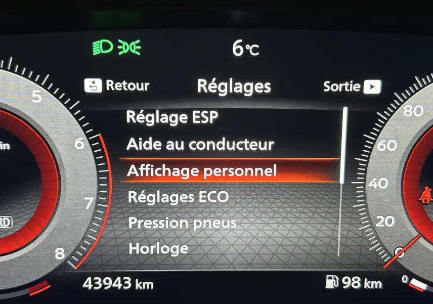 Tableau de bord numérique du Nissan Qashqai 2023 affichant le menu Réglages à 6°C, avec jauge et compteur.