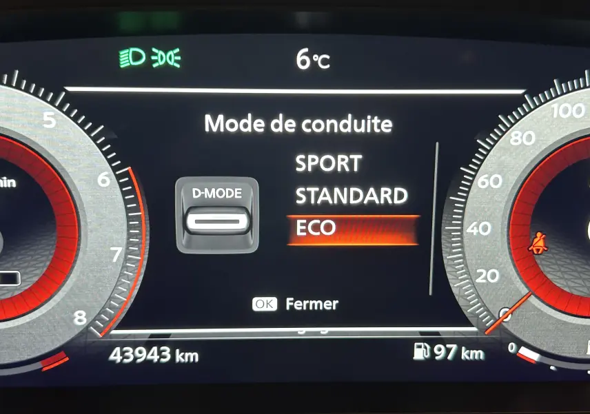 Affichage du tableau de bord numérique du Nissan Qashqai blanc lunaire, montrant le mode de conduite ECO sélectionné.