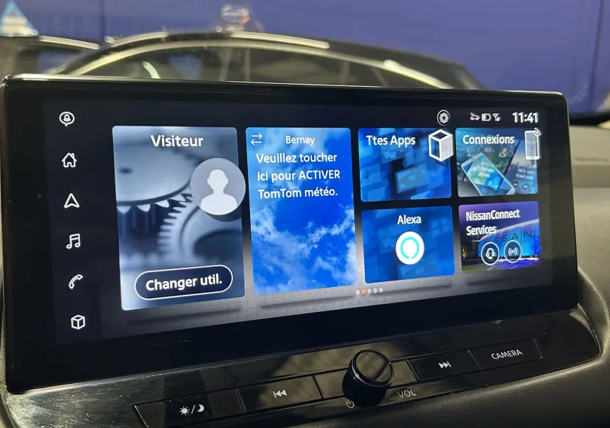Écran tactile central du Nissan Qashqai 1.3 Hybrid 140 N-Connecta 2023 avec interface connectée et commandes physiques.