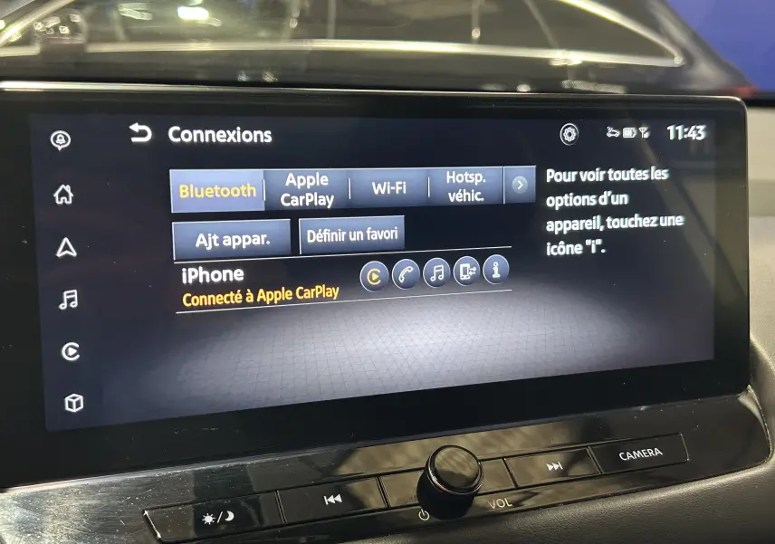 Écran tactile central du Nissan Qashqai 2023 montrant la connexion Apple CarPlay, vue de face intérieure.
