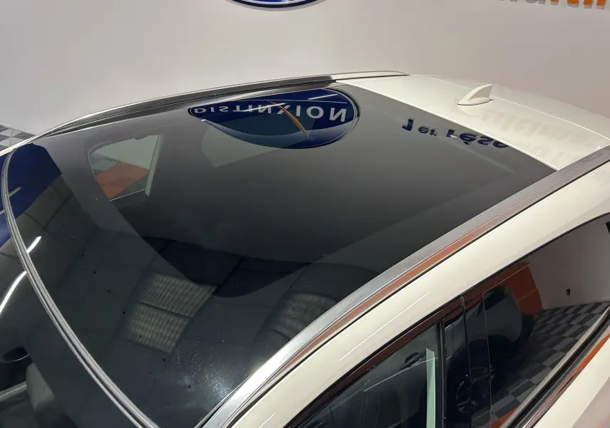 Toit panoramique noir sur Nissan Qashqai blanc lunaire, vue en plongée côté droit avant du SUV hybride 2023.