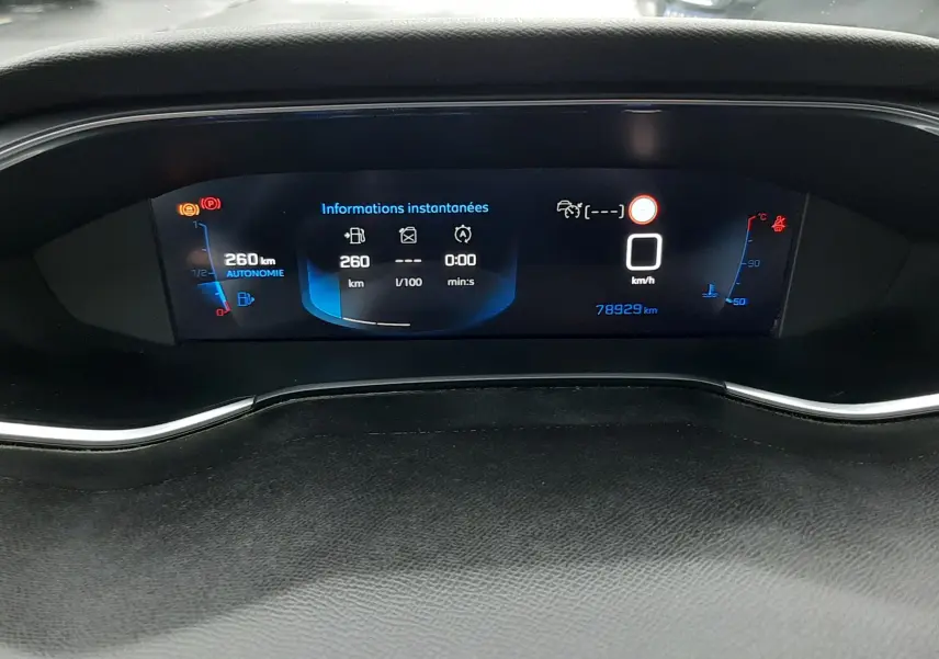 Tableau de bord numérique de Peugeot 308 SW gris Artense, affichant autonomie, vitesse et kilométrage à 78 929 km.