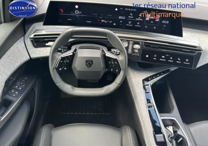 Vue intérieure frontale du tableau de bord gris clair et volant cuir noir du Peugeot 3008 1.2 hybrid 145 allure 2025.