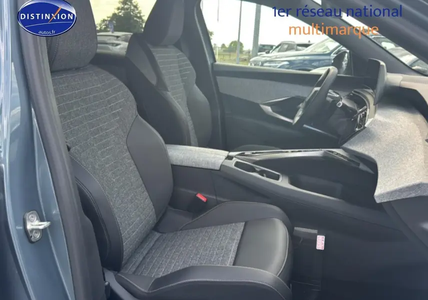 Vue intérieure côté gauche du Peugeot 3008 bleu 2025, montrant sièges tissu et cuir, console centrale et tableau de bord.