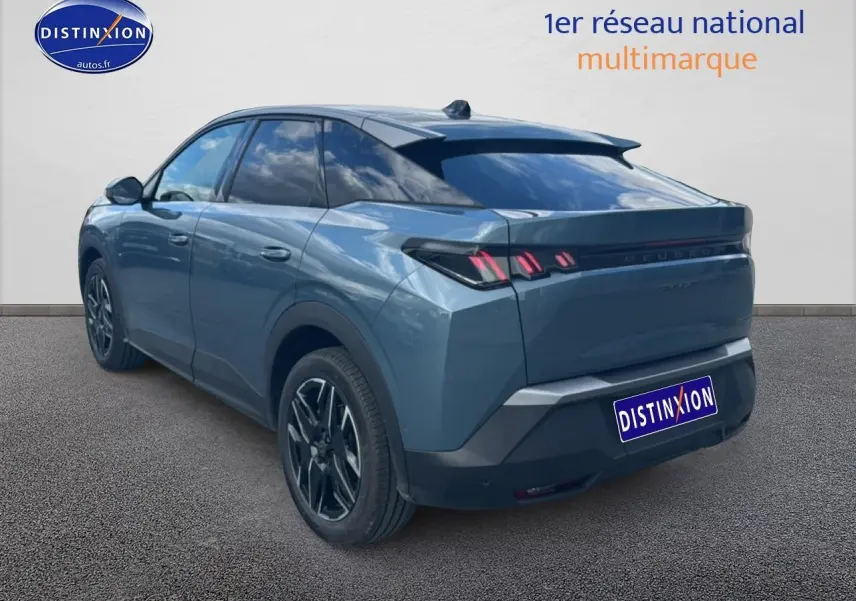 Peugeot 3008 bleu 3/4 arrière droit, jantes alu noires et feux arrière LED distinctifs visibles.