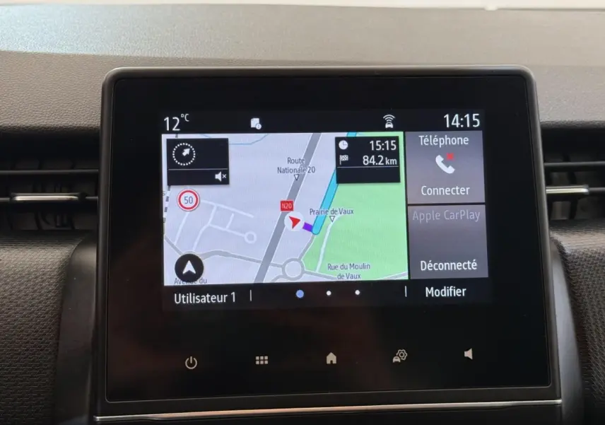Écran tactile central de navigation 7 pouces affichant une carte dans une Renault Clio Business E-Tech hybride gris clair.