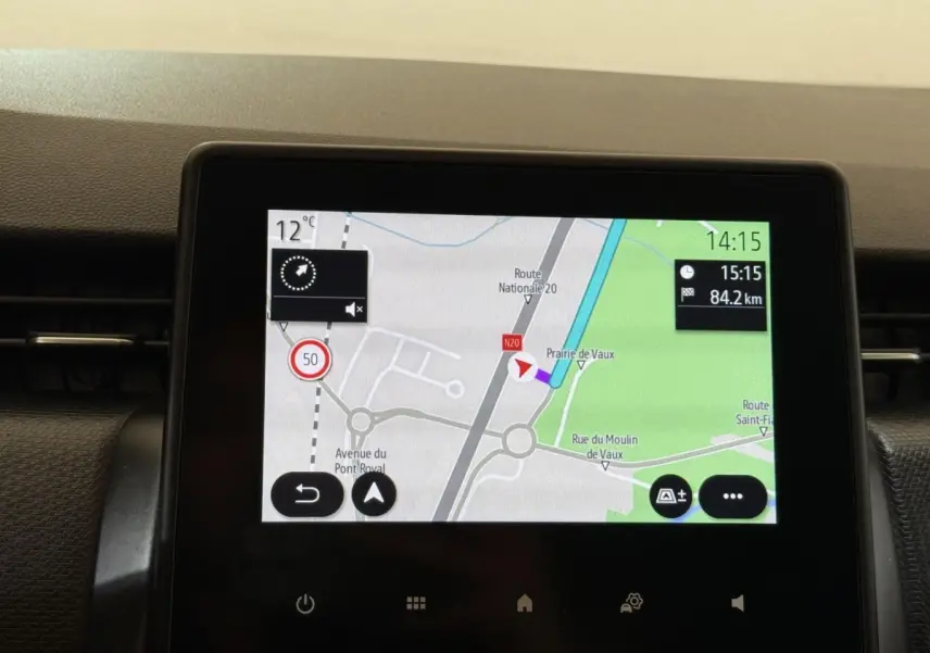 Écran tactile central de navigation 7 pouces affichant une carte routière dans l’habitacle d’une Renault Clio Business E-Tech hybride.