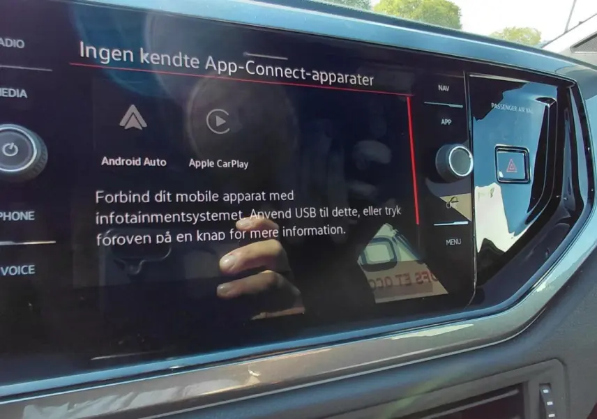 Vue rapprochée de l'écran tactile central noir brillant du Volkswagen Polo GTI 2024 avec interface Android Auto et Apple CarPlay.