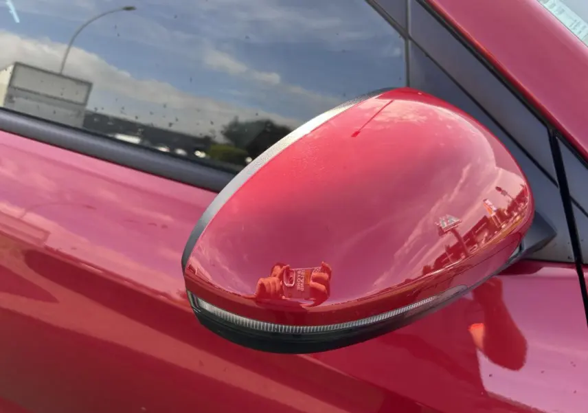 Rétroviseur droit rouge métallisé avec clignotant intégré sur Hyundai Tucson III 2020 vue rapprochée.