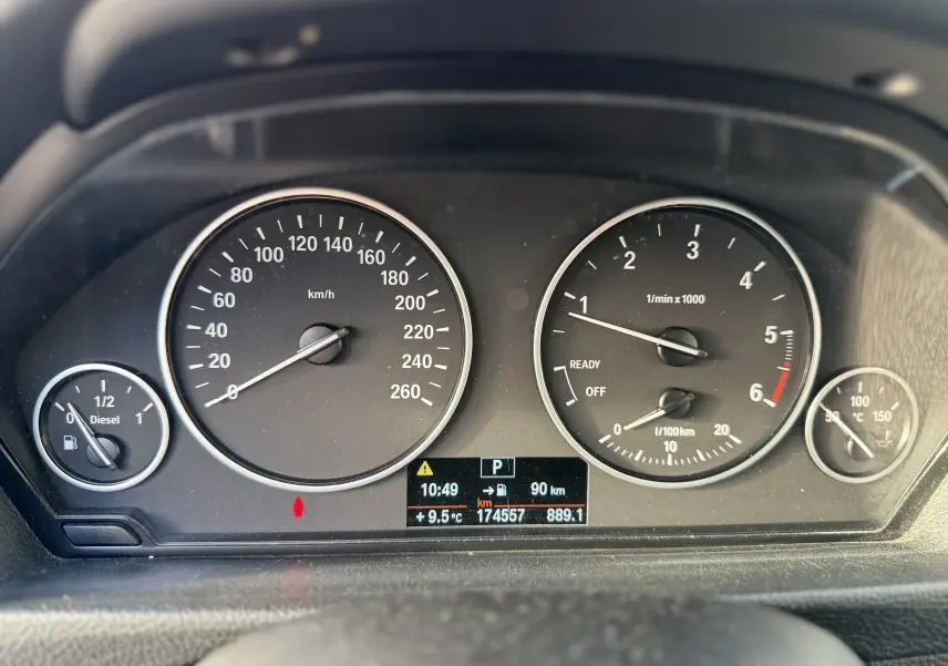 Tableau de bord de BMW Série 3 320D gris de 2013, affichant jauge de carburant diesel et température moteur.