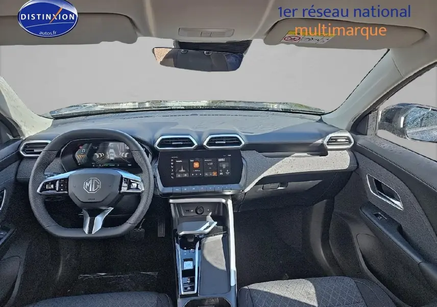 Vue intérieure avant du MG ZS Hybrid 197 noir, avec tableau de bord digital et écran tactile central 10,25 pouces.
