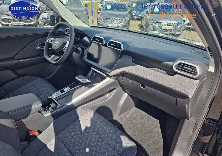 Intérieur avant du MG ZS Hybrid 197 noir, vue côté passager montrant tableau de bord et écran tactile 10,25 pouces.