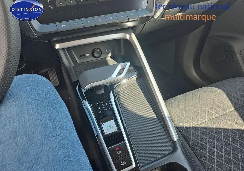 Vue intérieure centrée sur la console centrale du MG ZS Hybrid 197 noir, avec levier de vitesse automatique et bouton start/stop.