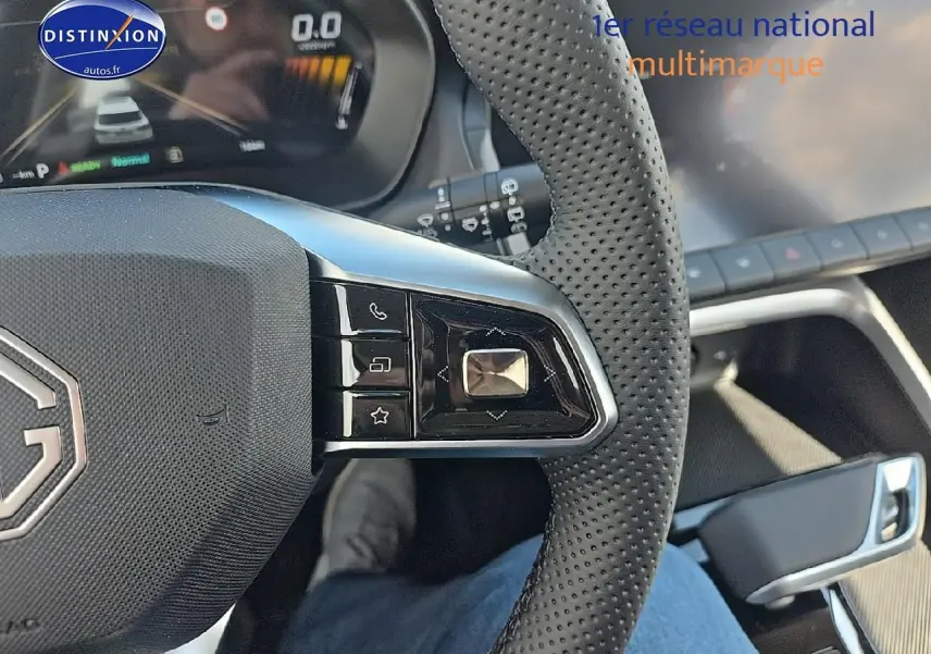 Vue rapprochée du volant perforé et du tableau de bord numérique du MG ZS Hybrid 197 noir, avec écran tactile visible.