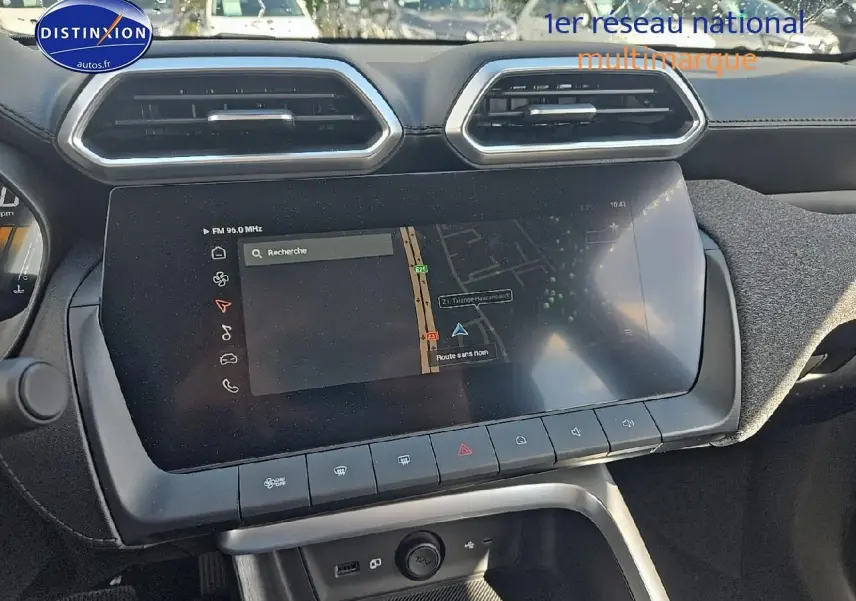 Vue rapprochée de l’écran tactile central et des aérateurs hexagonaux du tableau de bord du MG ZS Hybrid noir 2026.