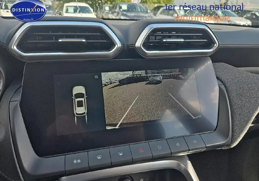 Écran tactile central affichant la caméra de recul du MG ZS Hybrid noir, vue intérieure du tableau de bord.