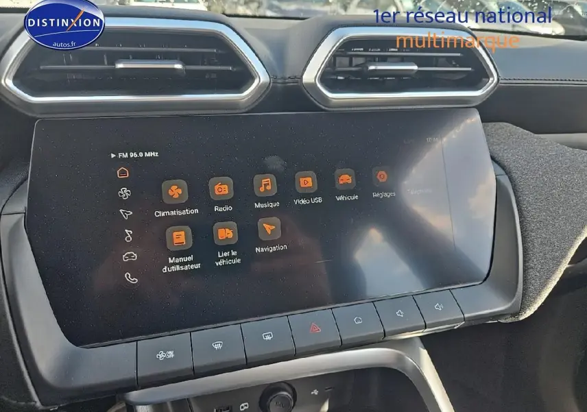Écran tactile central du tableau de bord du MG ZS Hybrid noir, avec commandes climatisation et multimédia visibles.