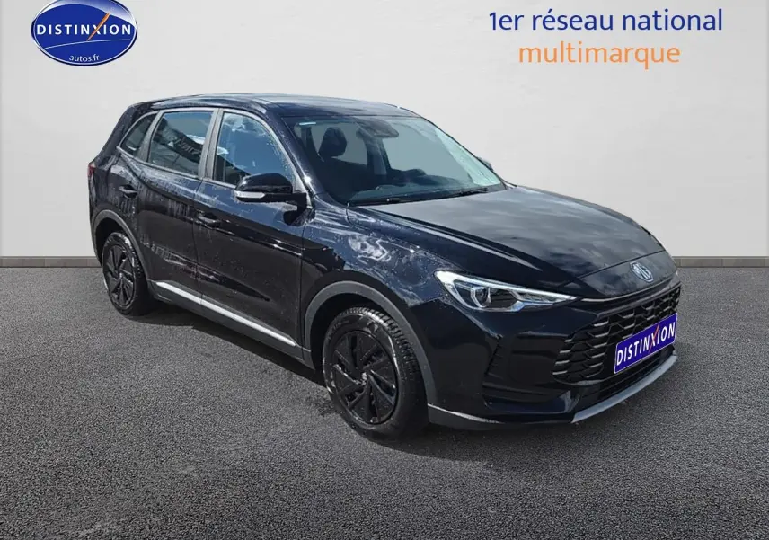 MG ZS Hybrid noir en 3/4 avant droit, avec jantes noires et calandre imposante sur fond neutre.