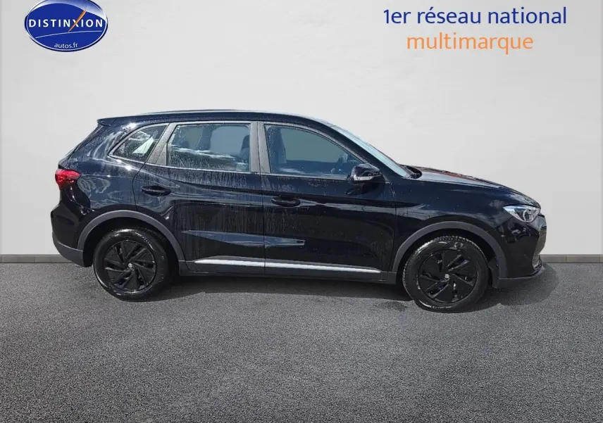 Vue de profil côté gauche du SUV MG ZS Hybrid 197 noir avec jantes noires et lignes épurées sur fond clair.