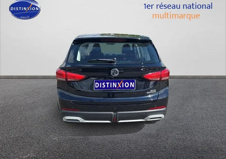 Vue arrière du SUV noir MG ZS Hybrid 197 standard avec feux arrière LED et double sortie d'échappement intégrée.