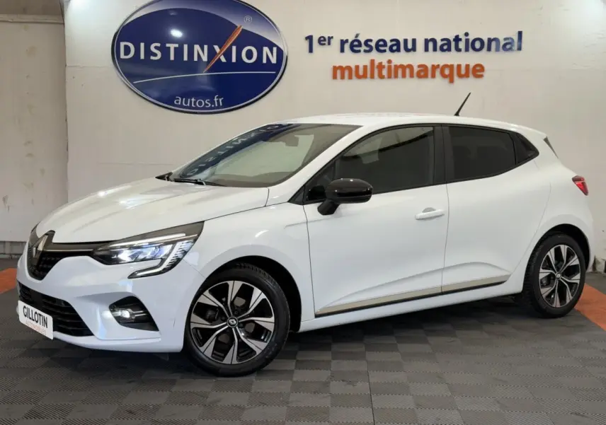 Renault Clio Evolution TCe 100 GPL blanc en vue de profil côté gauche, avec jantes alliage et rétroviseurs noirs.
