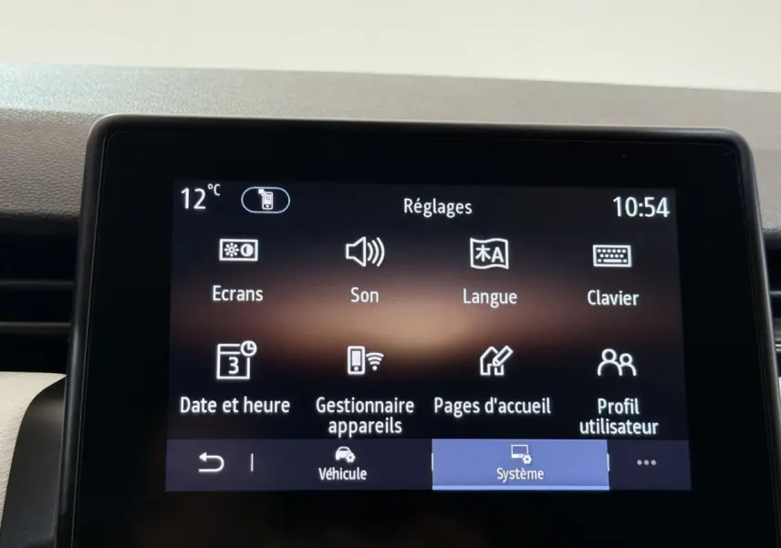 Écran tactile central de la Renault Clio blanche Evolution TCe 100 GPL affichant le menu Réglages à 10h54.