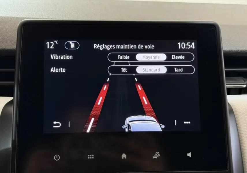 Écran tactile central de la Renault Clio Evolution TCe 100 GPL affichant les réglages du maintien de voie.