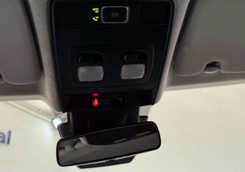 Vue intérieure du plafonnier et du rétroviseur d’une Renault Clio blanche Evolution TCe 100 GPL 2023.