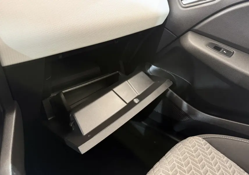 Gant de boîte à gants ouvert côté passager, intérieur noir et blanc de la Renault Clio Evolution TCe 100 GPL 2023.