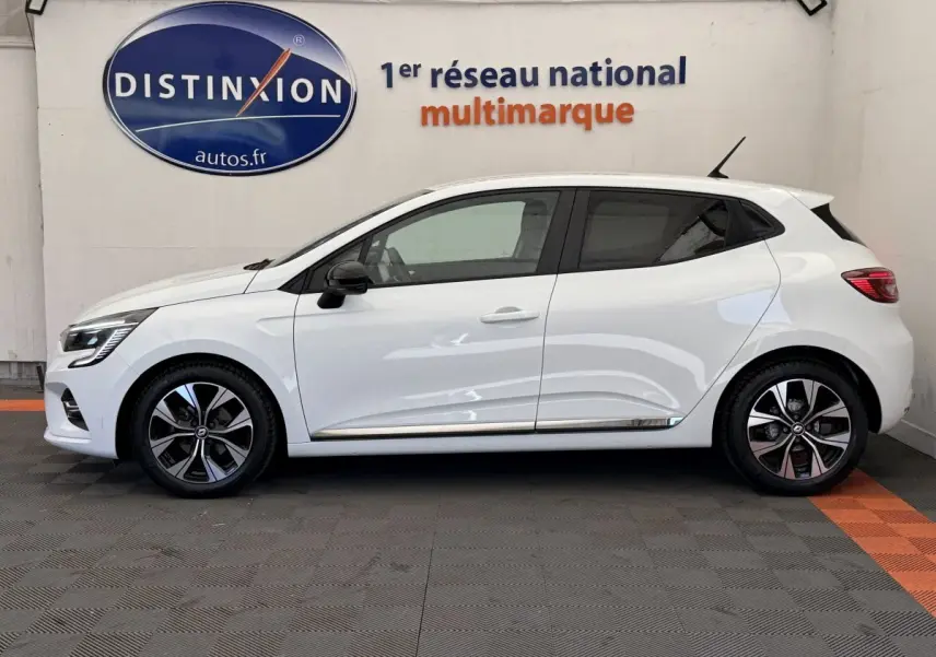 Profil côté gauche d'une Renault Clio Evolution TCe 100 GPL blanche, avec jantes alliage et rétroviseurs noirs.