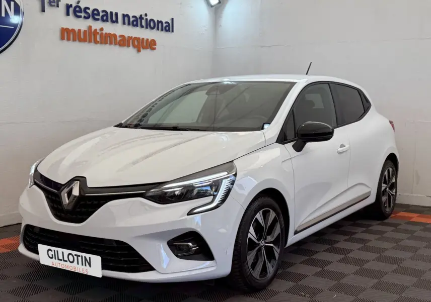 Renault Clio Evolution TCe 100 GPL blanc vue 3/4 avant droit avec jantes noires et rétroviseurs noirs.