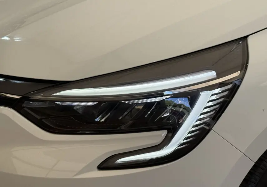 Gros plan sur le phare avant droit LED blanc de la Renault Clio Evolution TCe 100 GPL 2023.