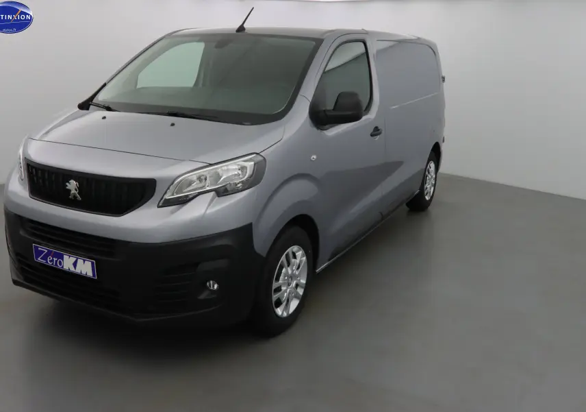Peugeot Expert Fourgon gris Artense métal vu en 3/4 avant droit avec calandre noire et jantes argentées.