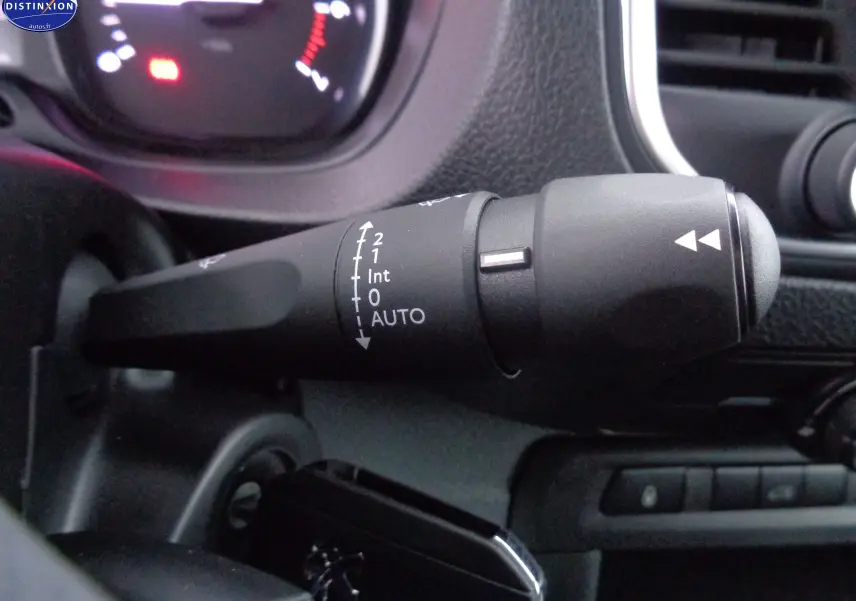 Gros plan sur la commande d’essuie-glace du Peugeot Expert Fourgon gris Artense 2022, avec tableau de bord en arrière-plan.