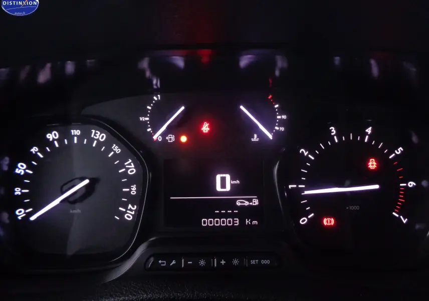 Tableau de bord éclairé du Peugeot Expert Fourgon gris, affichant 3 km et témoins d'alerte allumés.