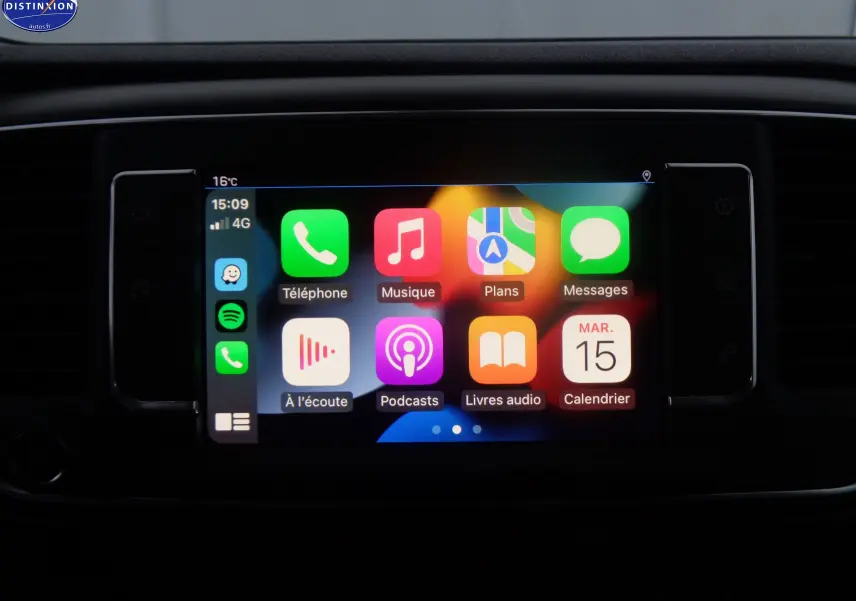 Écran tactile central du Peugeot Expert Fourgon 2022 affichant les applications téléphone, musique, plans et messages.