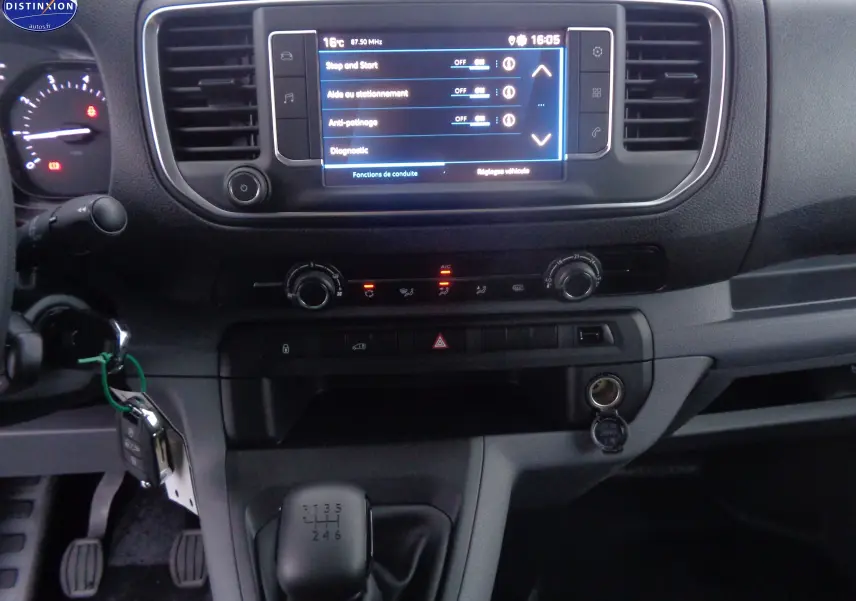 Tableau de bord et console centrale du Peugeot Expert Fourgon gris, avec écran tactile et levier de vitesses manuel visible.