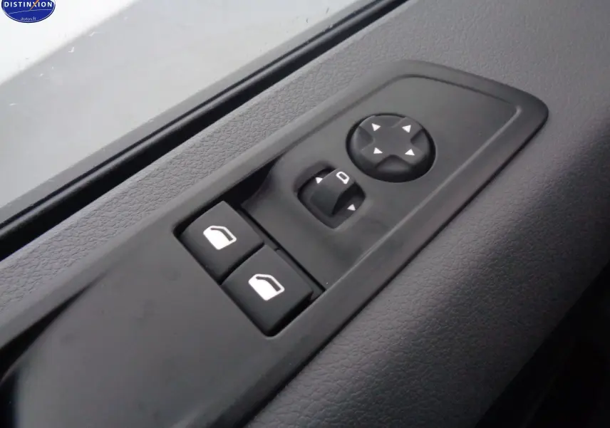 Gros plan sur les commandes électriques des vitres et rétroviseurs côté conducteur du Peugeot Expert Fourgon gris Artense 2022.