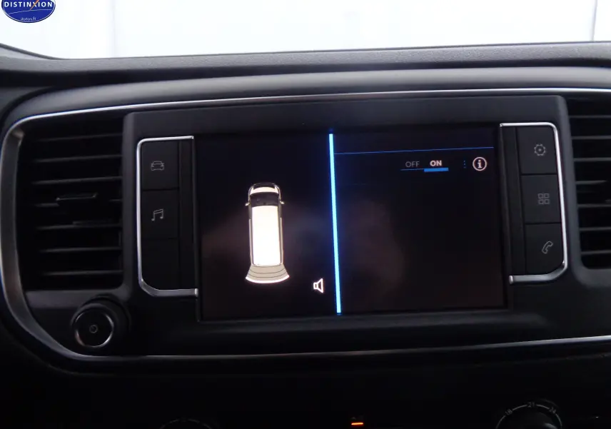 Écran tactile central du Peugeot Expert Fourgon 2022 montrant l'activation du système d'aide au stationnement.